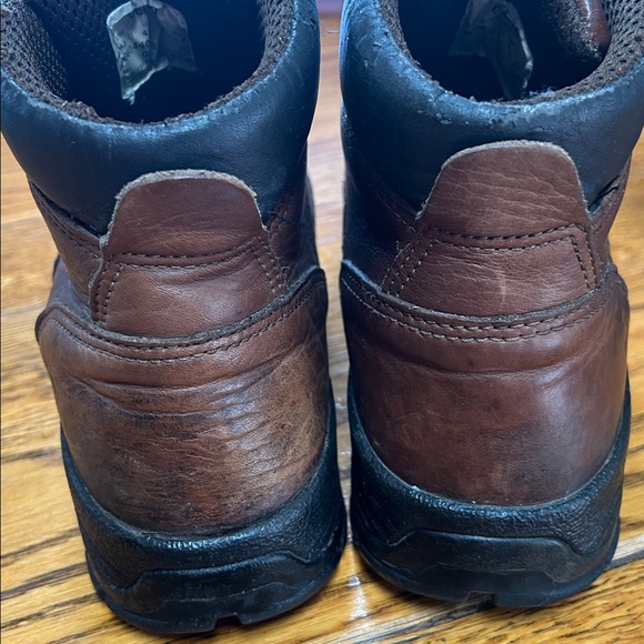 Wolverine brown leather work boots.  Cushioned ankle, lace up style. Size 9.5. main image 5